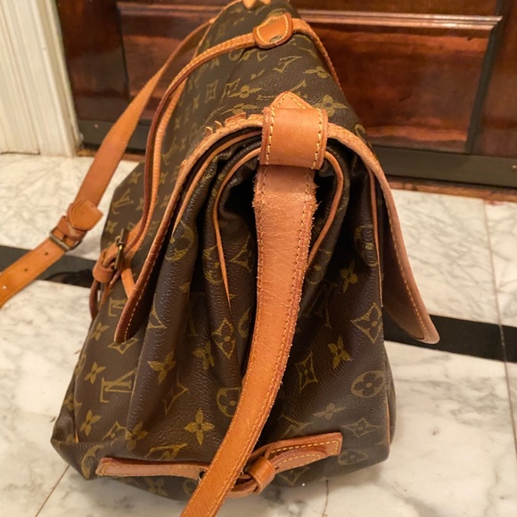 Authentic Louis Vuitton Saumur 2 sided crossbody. - Picture 4 of 14